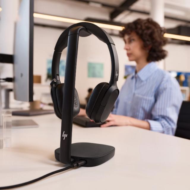 HP Poly Focus 625 stereo þráðlaus heyrnartól USB-C/A með hleðslustand